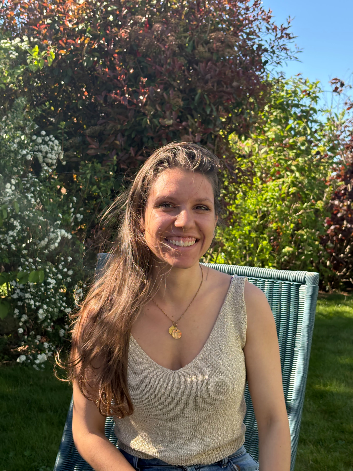 Moi, Elina, dans mon jardin